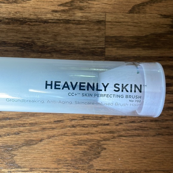 IT cosmetics CC Skin Perfecting Brush #702 NWT - Picture 3 of 4